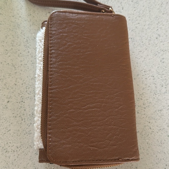 Jessica Simpson Sherpa Viena Tri Fold Wallet / wristlet - Picture 3 of 5